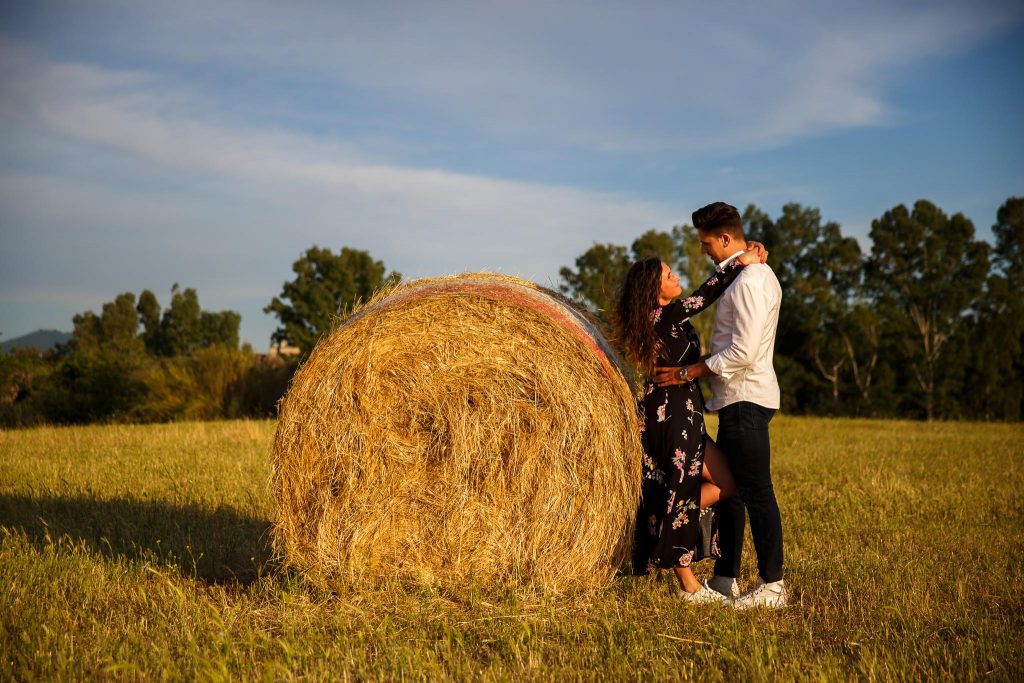 DO1 0009 1024x683 - Tramonto in un campo di fieno || Servizio Fotografico di Coppia a Roma