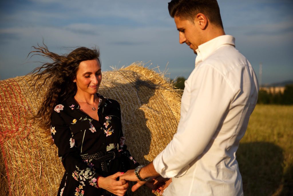 DO1 0034 1024x683 - Tramonto in un campo di fieno || Servizio Fotografico di Coppia a Roma