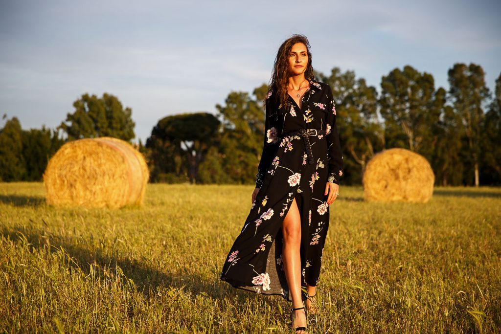 DO1 0494 1024x683 - Tramonto in un campo di fieno || Servizio Fotografico di Coppia a Roma