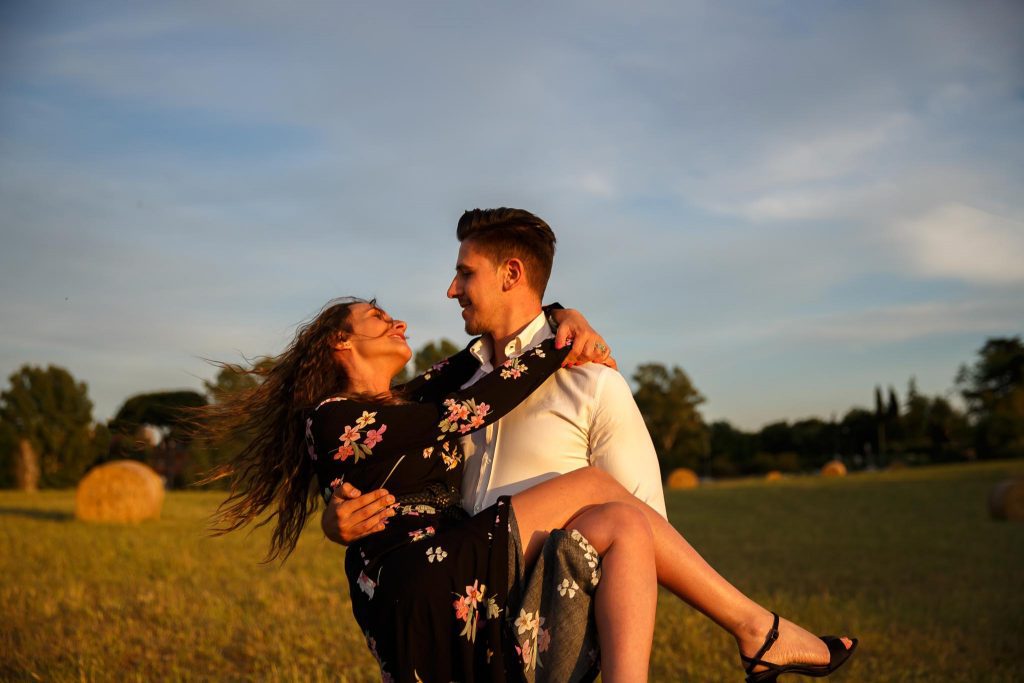 DO1 0660 1024x683 - Tramonto in un campo di fieno || Servizio Fotografico di Coppia a Roma