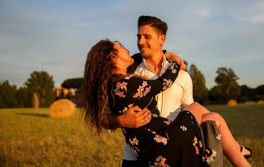DO1 0661 1024x646 - Tramonto in un campo di fieno || Servizio Fotografico di Coppia a Roma